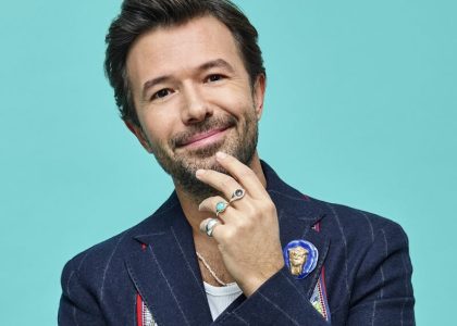Yalın konser sahne performansı