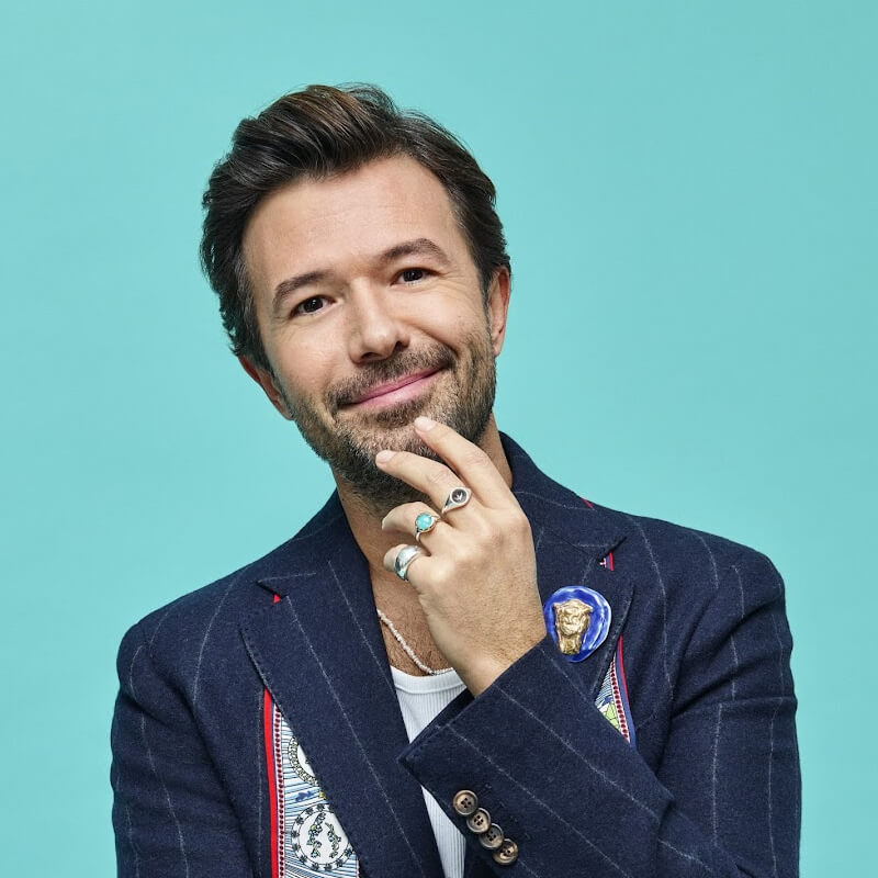 Yalın konser sahne performansı